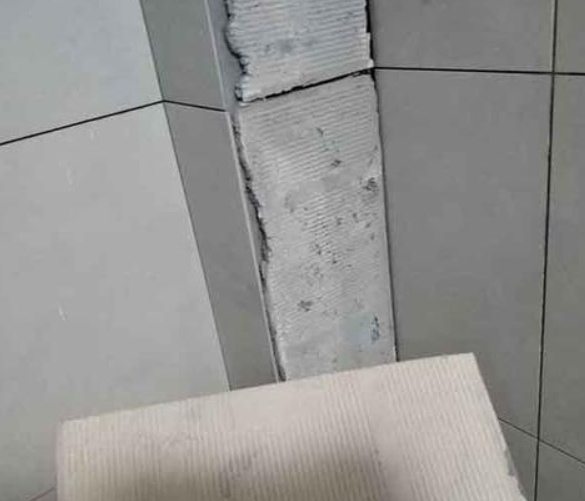 七星瓷砖空鼓维修公司分享下厨房瓷砖脱落的补救措施。